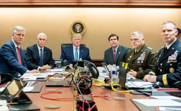 Tổng thống Trump cùng các quan chức cấp cao Mỹ giám sát chiến dịch tiêu diệt thủ lĩnh IS Abu Bakr al-Baghdadi tại Phòng Tình Huống của Nhà Trắng.