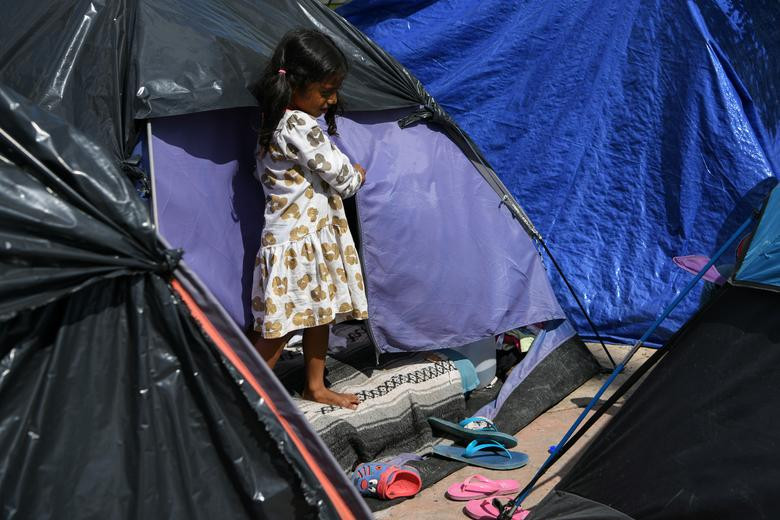 Bé gái 5 tuổi đến từ Honduras sống cùng người thân trong khu trại tạm bợ này.