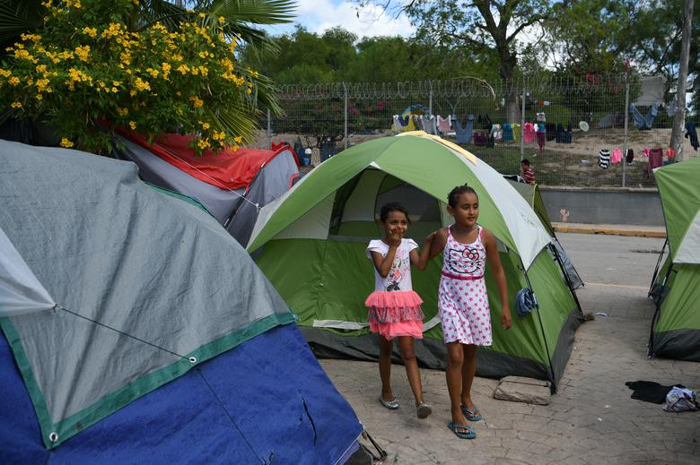 Hai bé gái chơi đùa trong "trại tị nạn".