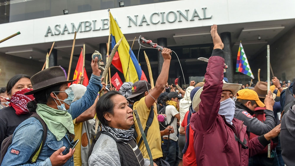 Các cuộc biểu tình do người bản địa lãnh đạo đã lật đổ ba tổng thống trong vài thập kỷ qua. Trong tình trạng bất ổn tồi tệ nhất trong nhiều năm, chính phủ bị bao vây cho biết họ sẵn sàng hòa giải thông qua Liên Hợp Quốc hoặc Giáo hội Công giáo La Mã. Ảnh: AFP.