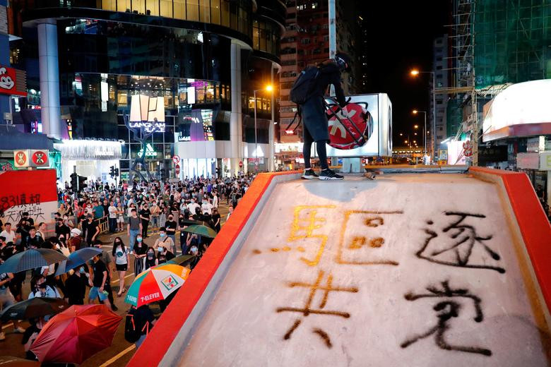 Ngay từ trước khi bà Lâm chính thức thông báo về lệnh cấm này, đông đảo người biểu tình đã tập trung ở khu vực trung tâm của Hong Kong để phản đối lệnh cấm. Được biết, phần lớn những người tham gia vào các cuộc biểu tình gần đây ở Hong Kong đều đeo khẩu trang, mặt nạ để tránh bị nhận dạng.