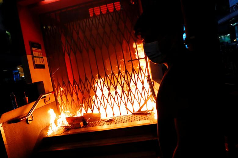 Khu vực nhà ga MTR Mong Kok bốc cháy ngày 4/10.