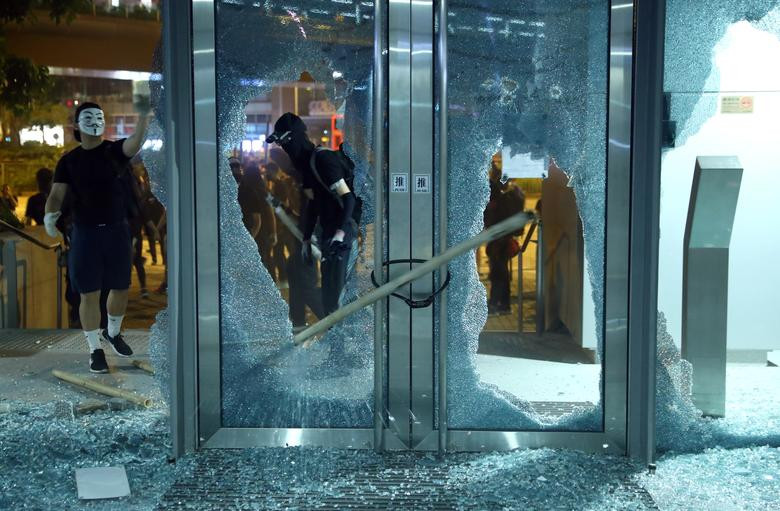 Một văn phòng chính quyền ở quận Wong Tai Sin bị tấn công hôm 4/10. Có thể thấy, cuộc khủng hoảng chính trị ở Hong Kong vẫn diễn biến phức tạp.