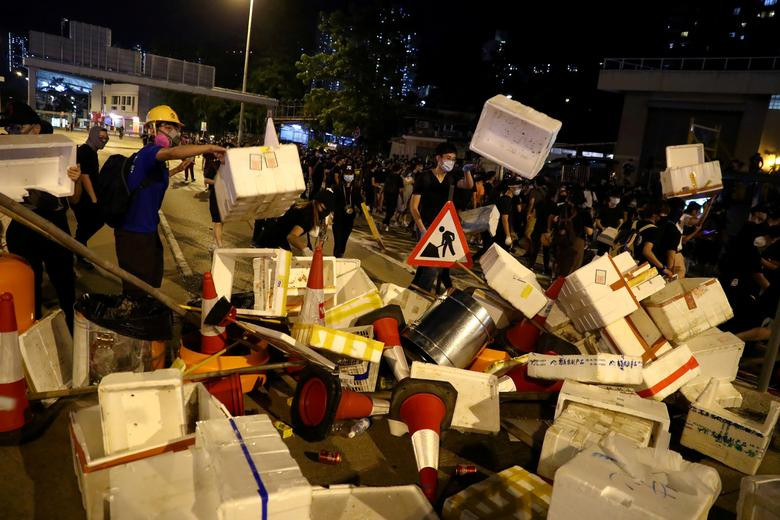 Những người biểu tình dựng chướng ngại vật ở quận Wong Tai Sin.