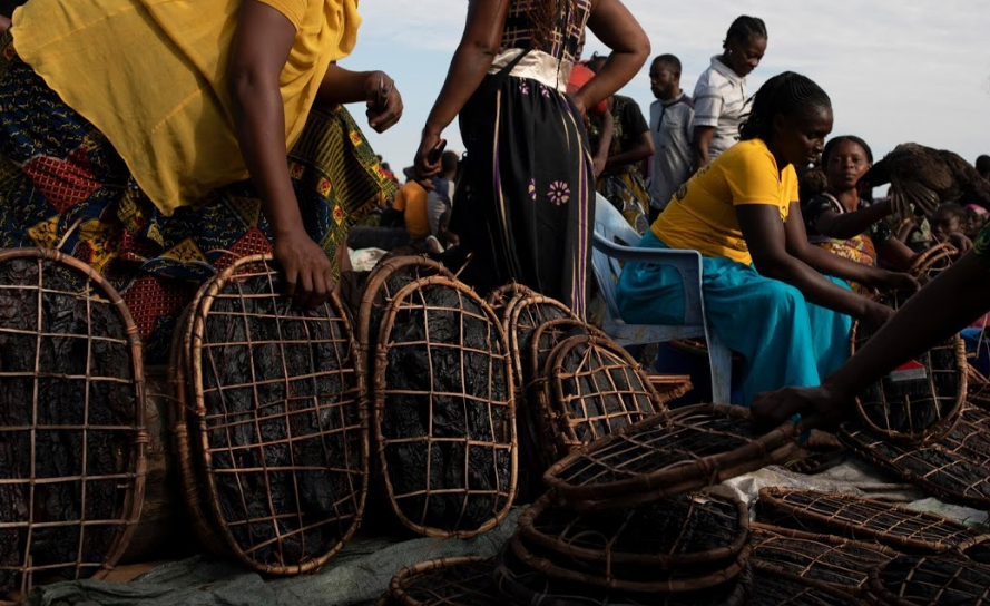 Người phụ nữ bày bán cá trong khu chợ Lingunda.