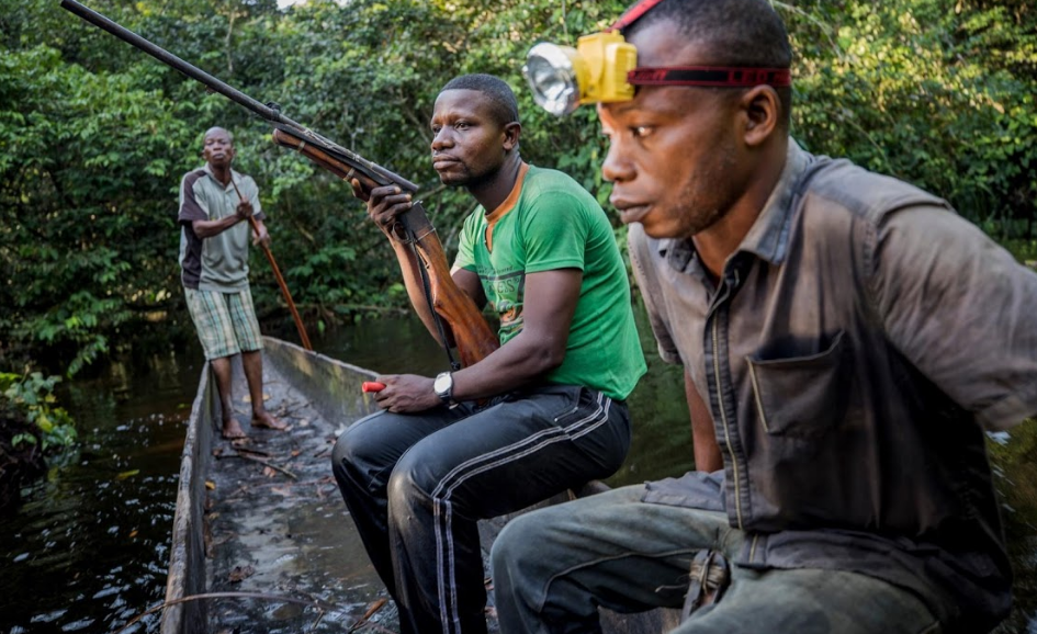 Matongu chia sẻ tiền lương hàng tháng của ông chỉ khoảng 75 USD, không đủ để nuôi vợ, bốn cô con gái, hai em trai và cháu trai trong gia đình. "Làm sao tôi có thể nuôi nổi họ. Thậm chí, đôi khi tôi không được trả lương vào cuối tháng", ông Matongu nói.