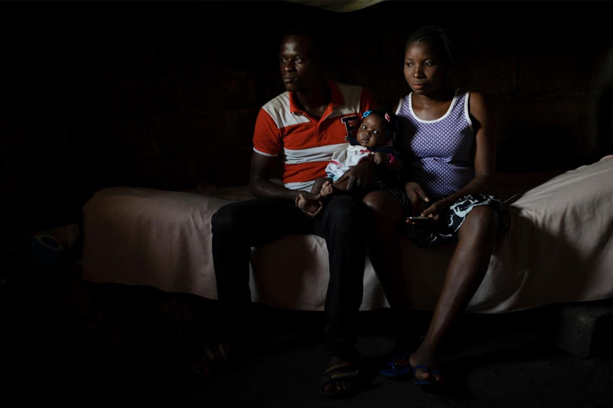 "Việc săn bắn một số loài động vật bị cấm, tôi biết điều đó, nhưng nó giúp tôi trả các khoản học phí đại học và hỗ trợ gia đình tôi'", sinh viên Celestin, một thợ săn khác ở Mbandaka, trần tình.