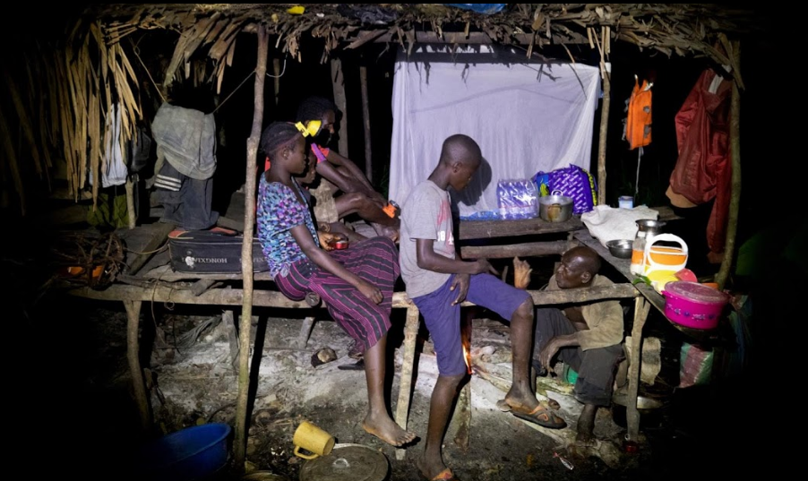 Thợ săn và con cái họ nghỉ qua đêm trong lán trại này sau 8 tiếng chèo thuyền.