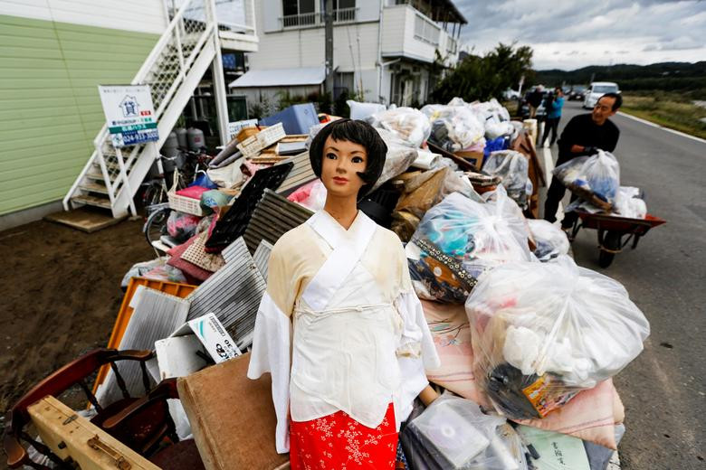 Rác thải được chất ven đường ở Koriyama.