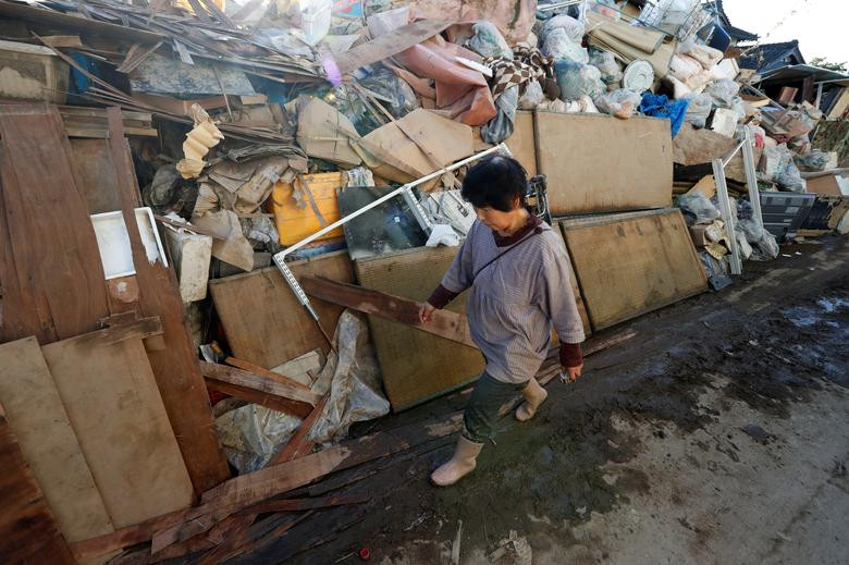 Sau khi bão đi qua, nhiều người dân Nhật quyết định quay trở về nhà để xử lý hậu quả, thu dọn "bãi chiến trường". Tuy nhiên, không ít cư dân mất nhà cửa vẫn phải sống tại các trại tạm trú.