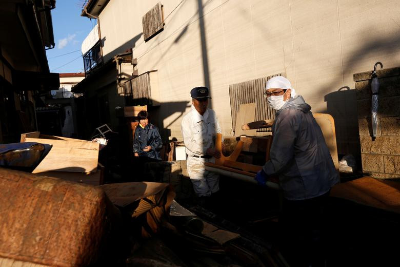 Người dân địa phương dọn dẹp một ngôi nhà ở quận Yanagawamachi, thành phố Date, tỉnh Fukushima hôm 15/10 sau khi bão Hagibis đi qua.