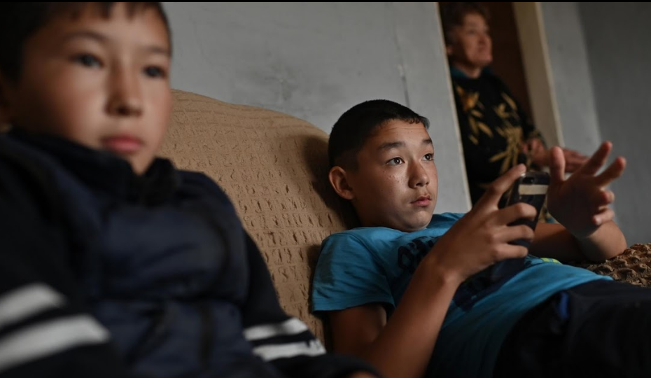 Ravil và bạn, Ramil Kuchukov, nằm xem TV trong nhà.