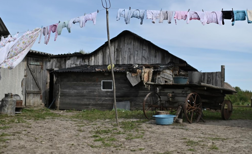 Quần áo được phơi ở khoảng sân trước nhà của gia đình Izhmukhametov trong ngôi làng xa xôi ở vùng Siberia.