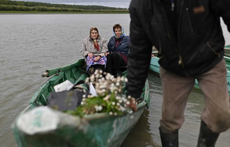 Người dân địa phương đi thuyền qua sông Irtysh.