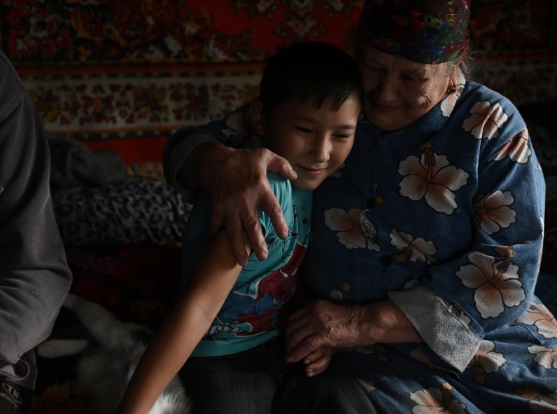 Ravil bên cụ ngoại Kharikamal Takhtimirova, năm nay đã 90 tuổi.