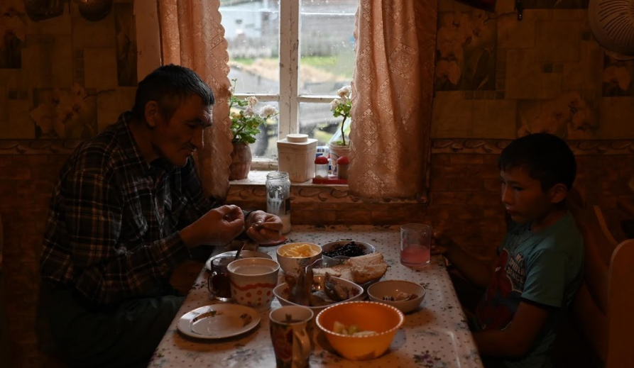 Ravil ngồi ăn cùng cha cậu, ông Dinar. Mời độc giả xem thêm video: Tới thăm ngôi làng ở "tận cùng Trái đất" (Nguồn: VTC14)
