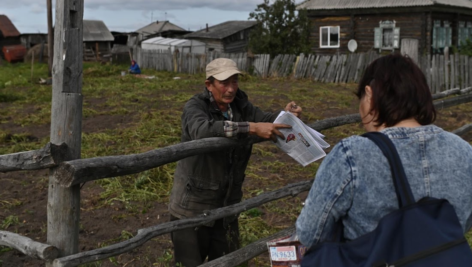 Ông Dinara Koldasheva, cư dân cũ của ngôi làng Sibilyakovo, làm công việc giao báo.
