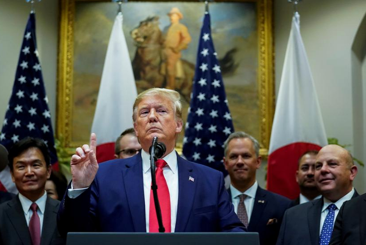 Trong cuộc điện đàm với Tổng thống Thổ Nhĩ Kỳ Recep Tayyip Erdogan ngay sau đó, Tổng thống Mỹ Trump (ảnh) cảnh báo Ankara về một "nền kinh tế bị phá hủy hoàn toàn" nếu Thổ Nhĩ Kỳ có những hành động phi nhân đạo và vượt quá giới hạn tại Syria. Ảnh: Reuters.