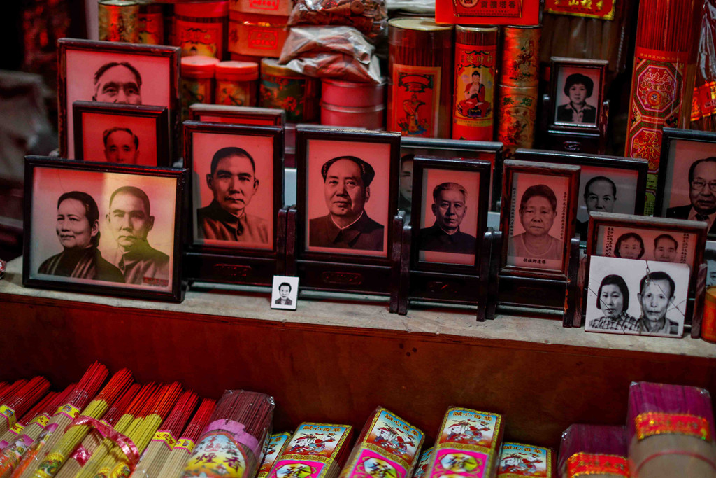 Các tấm ảnh chân dung, bao gồm ảnh của Chủ tịch Trung Quốc Mao Trạch Đông, được trưng bày trong một cửa hàng ở quận Lệ Loan, Quảng Châu, Trung Quốc, ngày 1/9.