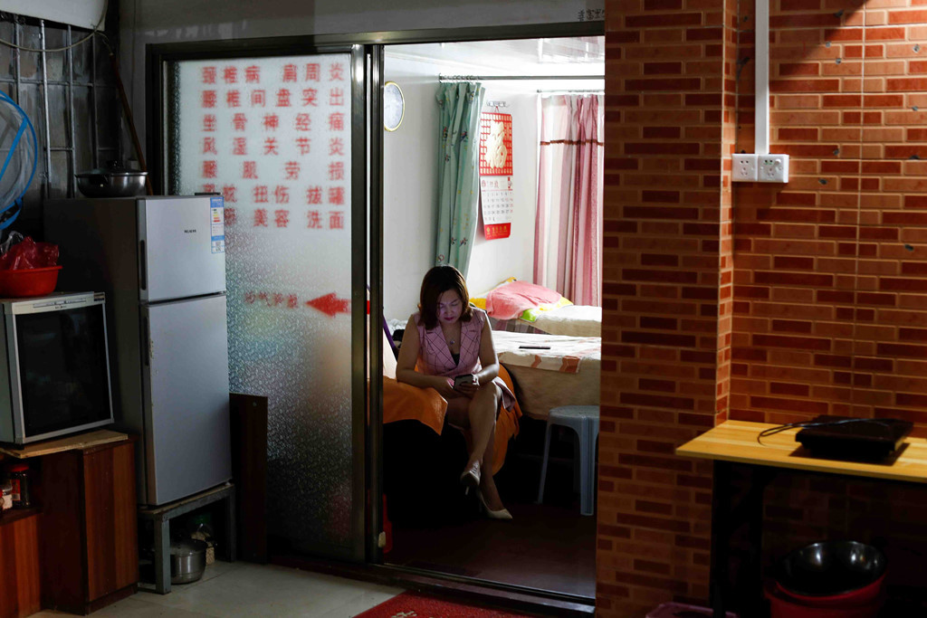 Một phụ nữ ngồi bên trong cửa hàng massage truyền thống tại Việt Tú, Quảng Châu, Trung Quốc, ngày 7/9.