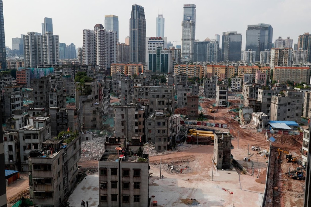 Khu vực Tiển Thôn đang trong quá trình tái quy hoạch, nhìn từ một khu chung cư mới ở Quảng Châu, ngày 7/9. Trải dài trên 56.000 km2 với dân số hơn 70 triệu người, Khu vực Vịnh Lớn là trọng tâm trong kế hoạch của đảng Cộng sản Trung Quốc để thành lập trung tâm sản xuất và công nghệ tiên tiến.