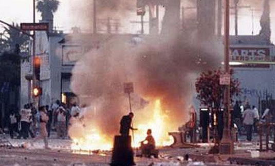 Vào ngày 29/4/1992, một tòa án đã xử trắng án cho 4 cảnh sát - những người từng đánh đập Rodney King, một người Mỹ gốc Phi. Hàng nghìn người tức giận phản đối quyết định của tòa án và bạo loạn nổ ra ở khắp Los Angeles trong vòng 6 ngày. Ảnh: LAT. 