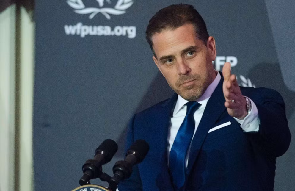 Năm 2006, Hunter được Tổng thống Mỹ khi đó là George W.Bush bổ nhiệm vào ban giám đốc Tập đoàn Vận tải Hành khách Đường sắt Quốc gia Mỹ (Amtrak). Ảnh: ABC News.