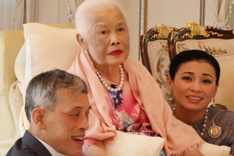 Bà Sirikit đã nắm chặt tay con dâu và con trai thể hiện tình cảm gắn kết, còn Hoàng quý phi Sineenat hoàn toàn vắng mặt trong buổi gặp thân mật này. Ảnh: ST. 