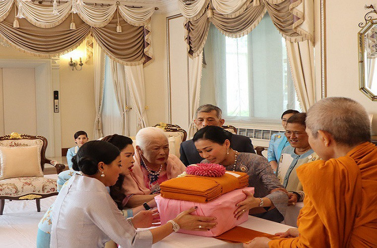 Trong Ngày của mẹ ở Thái Lan hôm 12/8, Quốc vương Thái Lan cùng Hoàng hậu Suthida và một số thành viên cấp cao trong hoàng tộc đã đến thăm, chúc thọ Thái hậu Sirikit tại cung điện Chitralara ở Bangkok. Ảnh: Hoàng gia Thái Lan. 