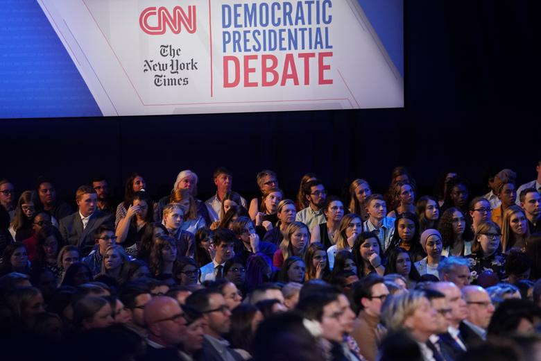 Đông đảo khán giả lắng nghe cuộc tranh luận của các ứng viên Tổng thống Mỹ của Đảng Dân chủ hôm 16/10.