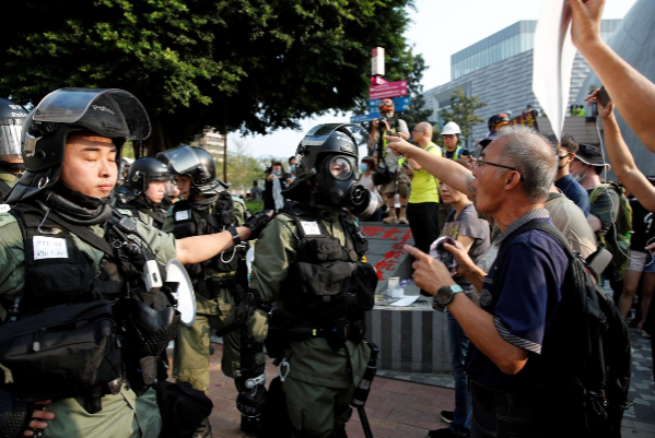 Cảnh sát Hong Kong đã giương cờ cảnh báo trước khi bắn đạn hơi cay và đạn cao su về phía người biểu tình.