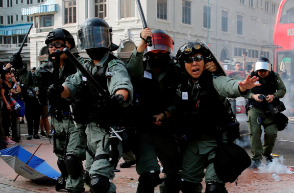 Ngoài yêu cầu rút hoàn toàn dự luật, người biểu tình còn yêu cầu điều tra cảnh sát, phóng thích những người đã bị bắt và cải cách chính trị tại đặc khu.