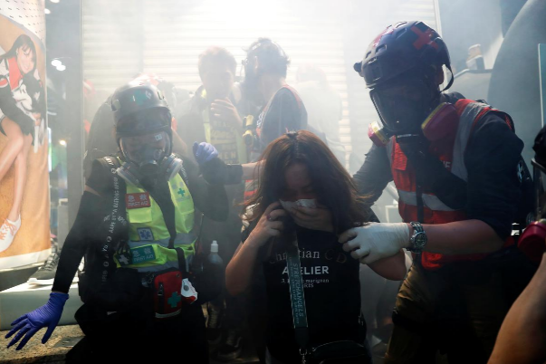 Tuy nhiên, động thái này chưa đủ sức thuyết phục để chấm dứt tình trạng bất ổn và bạo lực tại Hong Kong.