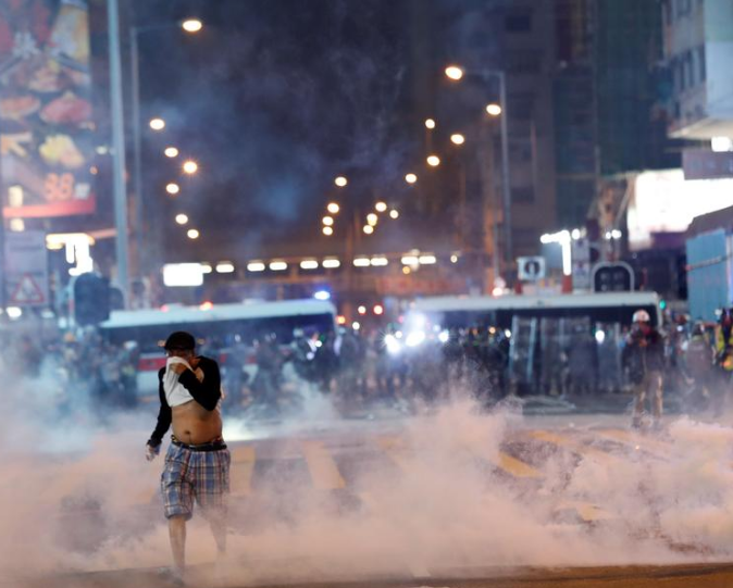 Hơi cay mù mịt trên đường phố ở Tiêm Sa Chủy ngày 27/10.