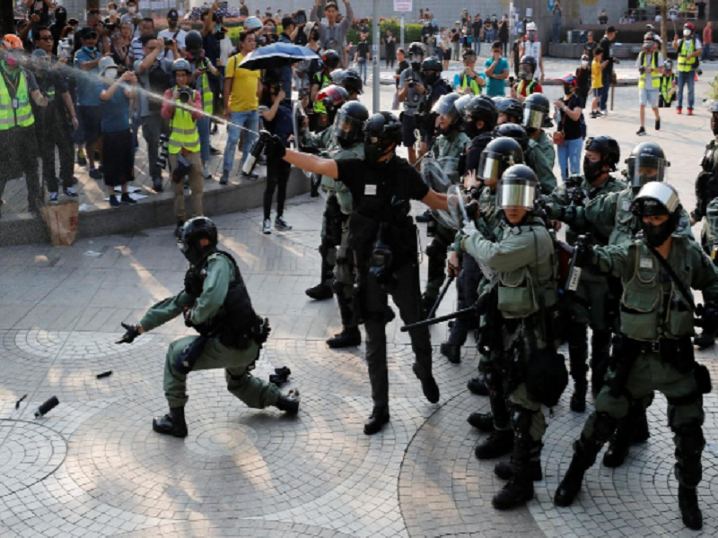 Ngoài ra, người biểu tình còn ném bom xăng vào một đồn cảnh sát ở Sham Shui Po, phía tây bắc Tiêm Sa Chủy.