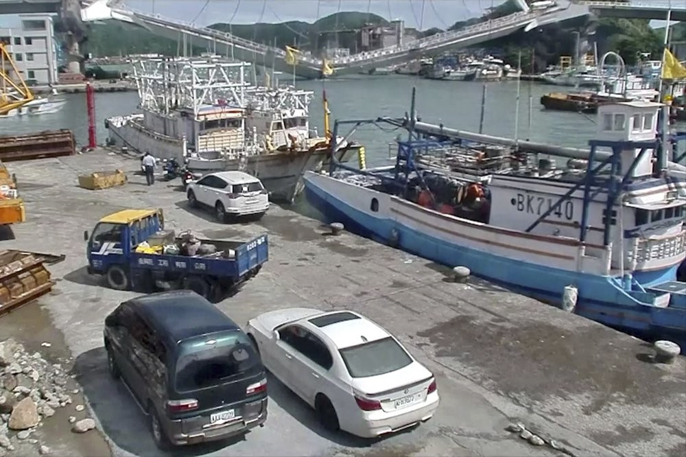 Cầu Nam Phương Áo là một điểm thu hút khách du lịch ở huyện Nghi Lan. Nó được khánh thành năm 1998 và được xây để thay thế cây cầu cũ thấp hơn, cản trở các tàu cá lớn đi qua nó.