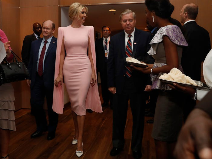 Ngày 17/4/2018, Ivanka mặc chiếc váy hồng có giá 3.239 USD khi dự tiệc tại Abidjian, Bờ Biển Ngà.