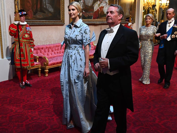 Cô Ivanka diện chiếc váy của Carolina Herrera có giá 11.720 USD khi dự tiệc tại Anh ngày 3/6.