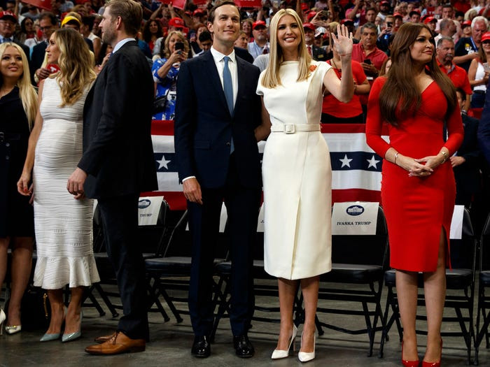 Ivanka cười tươi đứng bên cạnh chồng, Jared Kushner.