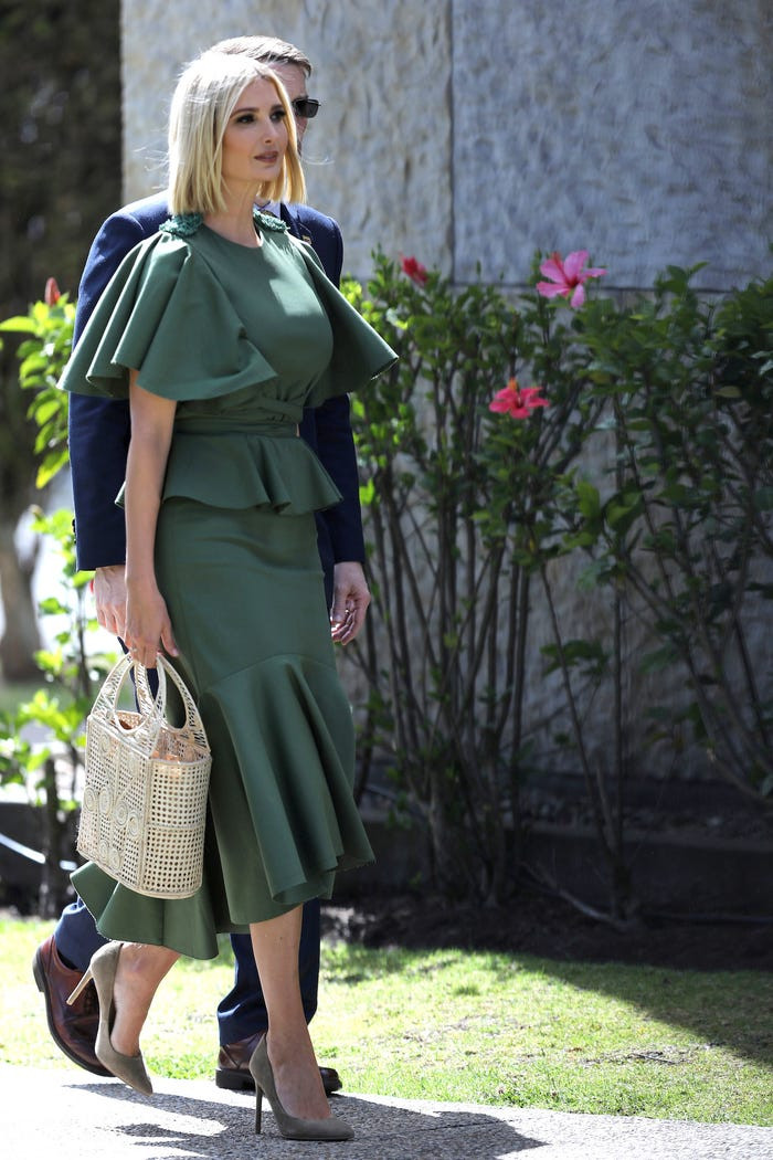 Ivanka Trump mặc chiếc váy do Johanna Ortiz thiết kế trong chuyến thăm Bogota, Colombia, ngày 3/9.