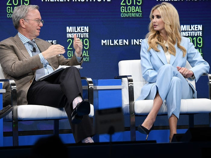 Cũng trong tháng đó, nữ cố vấn của Tổng thống Trump mặc bộ âu phục màu xanh da trời do Partow thiết kế để tham dự một sự kiện.