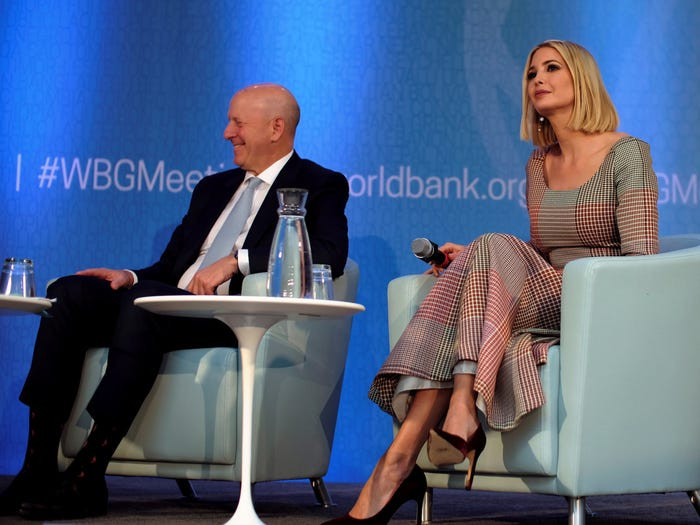 Đệ nhất tiểu thư Ivanka dự một hội thảo ở thủ đô Washington ngày 18/10/2019. Cô diện chiếc váy kẻ có giá 1.895 USD của nhà mốt Rosie Assoulin.