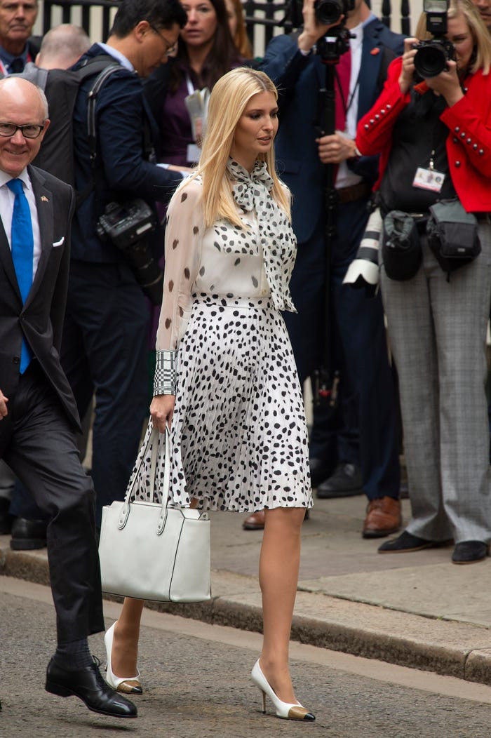 Một chiếc váy khác tôn lên nét đẹp của con gái ông Trump.