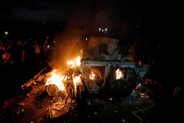 Một chiếc xe thiết giáp của lực lượng phản ứng nhanh Iraq bị đốt cháy trong cuộc biểu tình ở Baghdad ngày 3/10.