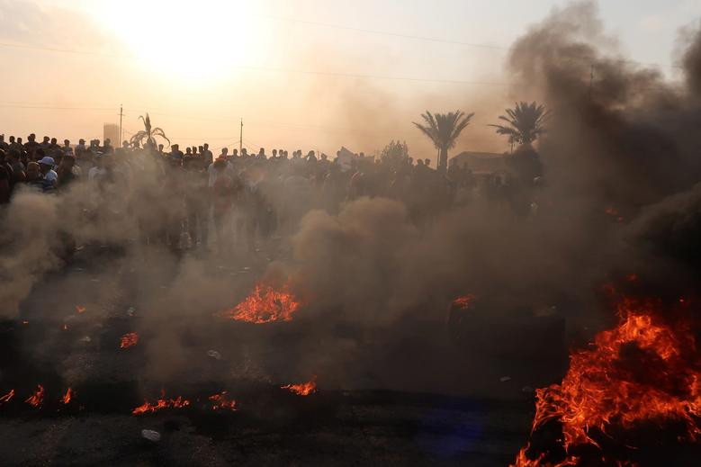 Saad Maan, người phát ngôn của Bộ Nội vụ Iraq, cho biết thêm nhiều tòa nhà đã bị phóng hỏa, trong đó có cả trụ sở cảnh sát.