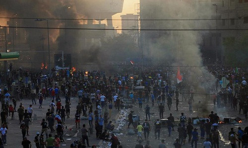 Các cuộc biểu tình ở Iraq, xảy ra tại nhiều khu vực trên khắp đất nước, đã biến thành bạo lực khi lực lượng an ninh sử dụng hơi cay, vòi rồng, đạt cao su và cả đạn thật để đối phó đám đông người biểu tình.