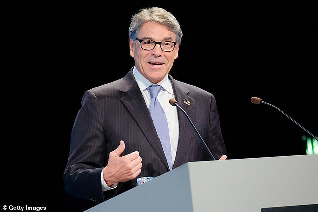 Trong thời gian phục vụ trong Không quân Mỹ, ông Perry tham gia vào hoạt động cứu trợ hạn hán ở Mali, Mauritania và Chad, cũng như cứu trợ động đất ở Guatemala. Năm 1977, ông rời khỏi Không quân Mỹ, trở về Texas và làm kinh doanh cùng với cha. Ảnh: Getty.