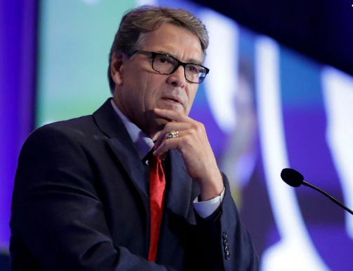 Tổng thống Trump khẳng định ông Rick Perry đã hoàn thành xuất sắc công việc tại Bộ Năng lượng, nhưng "giờ đã tới lúc ông ấy phải ra đi bởi khoảng thời gian 3 năm tại nhiệm là quá lâu”. Ảnh: CT.