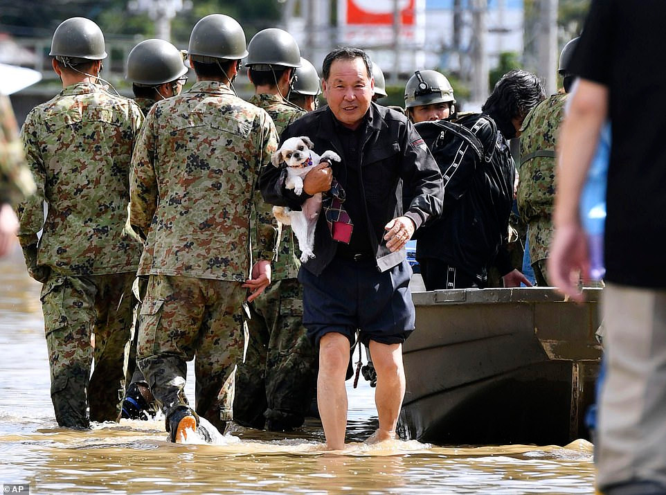 Các binh sĩ được triển khai tới Motomiya, tỉnh Fukushima, để hỗ trợ người dân.