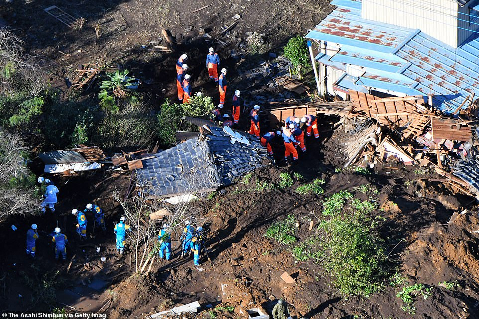 Lực lượng cứu hộ được cử tới một khu vực xảy ra sạt lở đất ở Nhật Bản sáng 13/10.